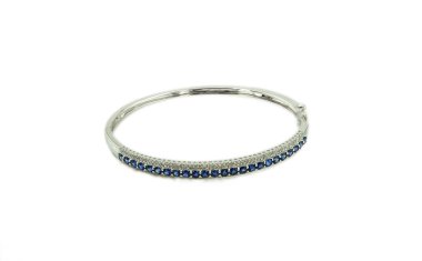 beyaz zemin üzerinde bilezik