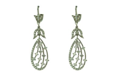 Beyaz bir arka plan üzerinde izole küpe