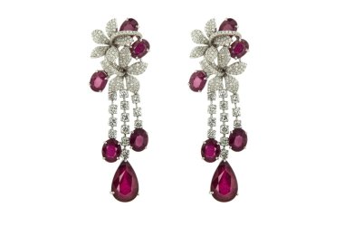 Beyaz bir arka plan üzerinde izole beutyful kadın küpe