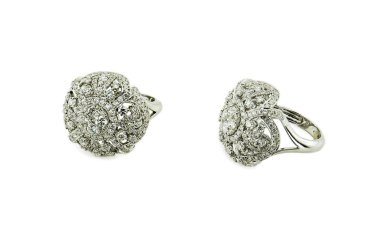 Beyaz bir arka plan üzerinde izole küpe