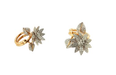 Beyaz bir arka plan üzerinde izole küpe