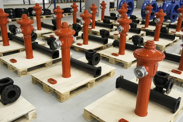 Красный пожарный гидрант — стоковое фото