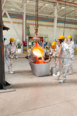 Metalurji bir tesisi, eritme. Erimiş metal dökmek