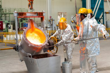 Metalurji bir tesisi, eritme. Erimiş metal dökmek