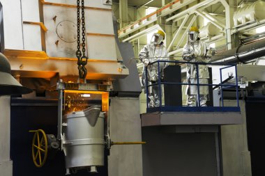 Metalurji bir tesisi, eritme. Erimiş metal dökmek