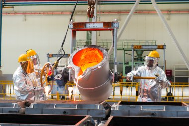 Metalurji bir tesisi, eritme. Erimiş metal dökmek