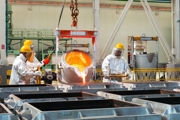 Schmelzen in einem metallurgischen Werk. geschmolzenes Metall verschüttet — Stockfoto