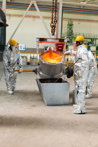 Fundición en una planta metalúrgica. Derrame de metal fundido — Foto de Stock