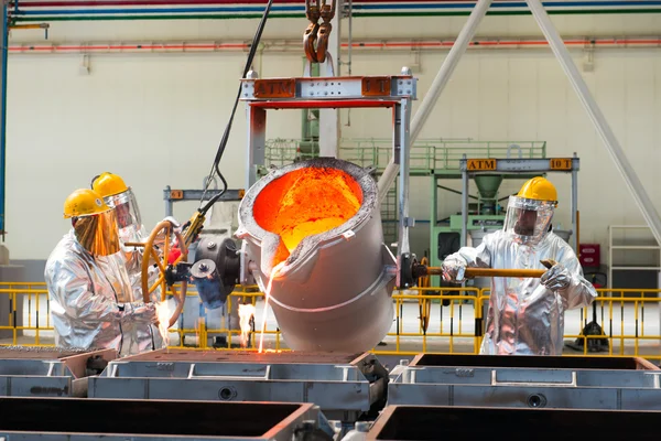 Derretendo em uma planta metalúrgica. Derrame de metal fundido — Fotografia de Stock