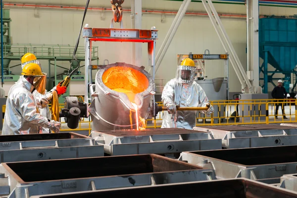 Fusione in un impianto metallurgico. Fuoriuscita di metallo fuso — Foto Stock