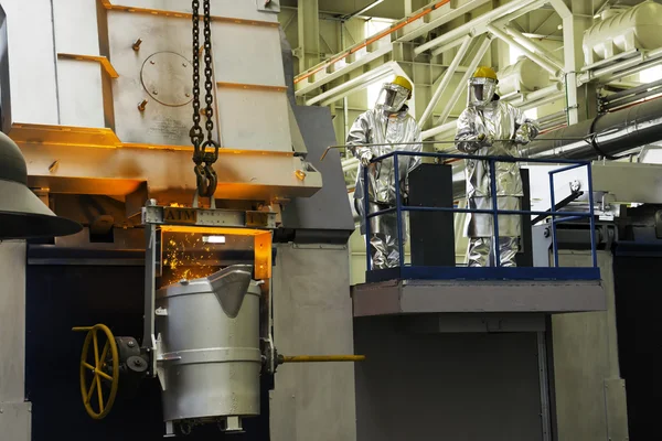 Schmelzen in einem metallurgischen Werk. geschmolzenes Metall verschüttet Stockbild