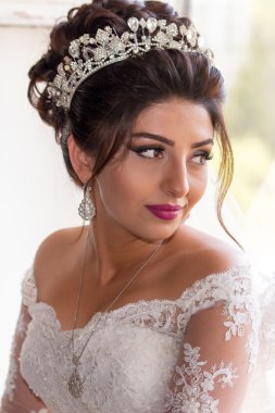 Düğün portre beyaz elbiseli güzel nişanlısı