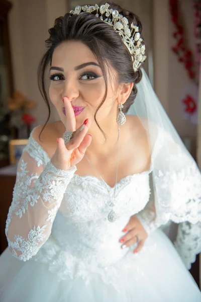 Retrato de boda hermosa prometida en vestido blanco — Foto de Stock