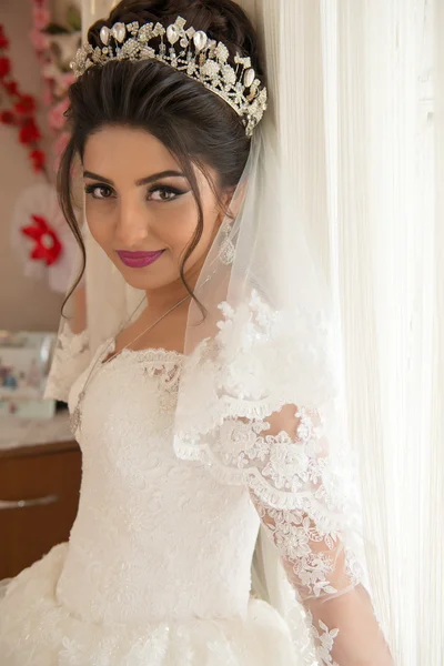 Svatební portrét krásná snoubenka v bílých šatech — Stock fotografie