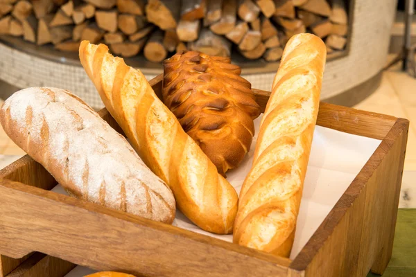 Pão fresco assado em uma padaria — Fotografia de Stock