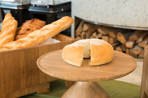 Pane appena sfornato in una panetteria — Foto Stock