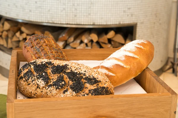 Pane appena sfornato in una panetteria — Foto Stock