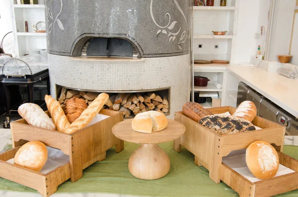 Un forno tradizionale per la cottura del pane in interni moderni — Foto Stock