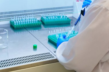 Coronavirus, antikorlar, covid aşısı, analiz teknisyeni, covid-19 için makine, test tüpleri, cerrahi maske, iş, otoklav makinesi, santrifüj makinesi üzerinde uzmanlaşmış bir laboratuvar.