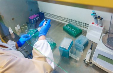 Coronavirus, antikorlar, covid aşısı, analiz teknisyeni, covid-19 için makine, test tüpleri, cerrahi maske, iş, otoklav makinesi, santrifüj makinesi üzerinde uzmanlaşmış bir laboratuvar.