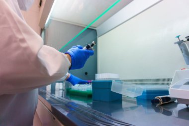Coronavirus, antikorlar, covid aşısı, analiz teknisyeni, covid-19 için makine, test tüpleri, cerrahi maske, iş, otoklav makinesi, santrifüj makinesi üzerinde uzmanlaşmış bir laboratuvar.