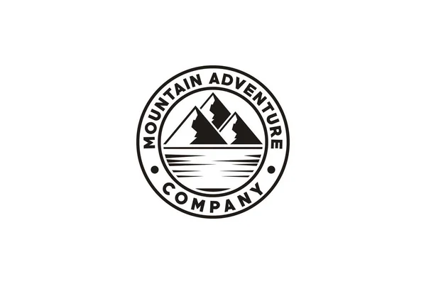 Montanha Viagens Aventura Design Logotipo Hipster — Vetor de Stock