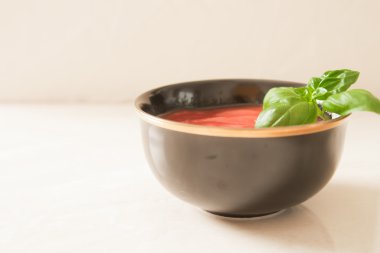 Altın kenarı ile siyah maskeli domates çorbası