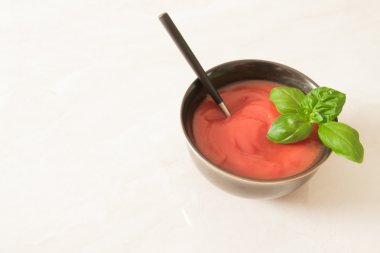 Altın kenarı ile siyah maskeli domates çorbası