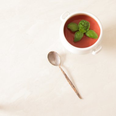 Beyaz bir kase Fesleğenli domates çorbası