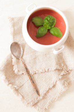 Beyaz bir kase Fesleğenli domates çorbası