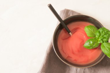 Altın kenarı ile siyah maskeli domates çorbası