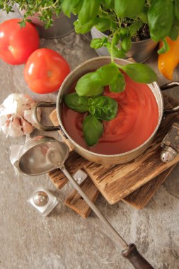 mermer üzerinde bir tencerede Fesleğenli domates çorbası