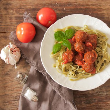 köfte, domates soslu Tagliatelle ve fesleğen 