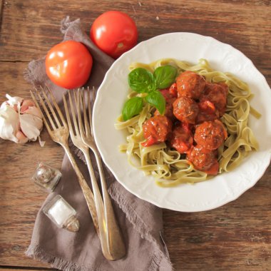 köfte, domates soslu Tagliatelle ve fesleğen 