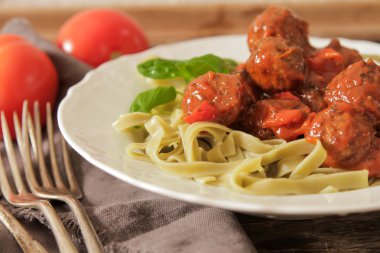 köfte, domates soslu Tagliatelle ve fesleğen 
