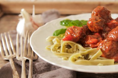 köfte, domates soslu Tagliatelle ve fesleğen 