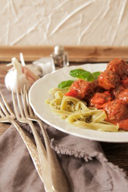 köfte, domates soslu Tagliatelle ve fesleğen 