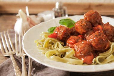 köfte, domates soslu Tagliatelle ve fesleğen 