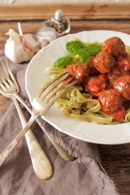 köfte, domates soslu Tagliatelle ve fesleğen 