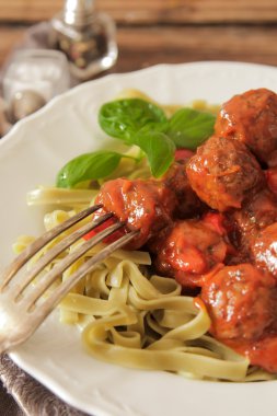 köfte, domates soslu Tagliatelle ve fesleğen 