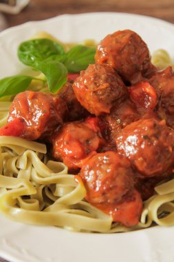 köfte, domates soslu Tagliatelle ve fesleğen 