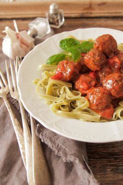 köfte, domates soslu Tagliatelle ve fesleğen 