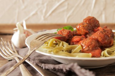 köfte, domates soslu Tagliatelle ve fesleğen 
