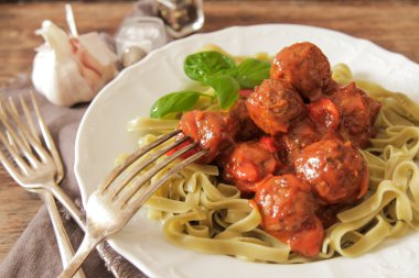 köfte, domates soslu Tagliatelle ve fesleğen 