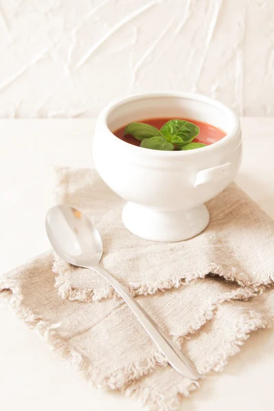 Sopa de tomate con albahaca en un tazón blanco — Foto de Stock