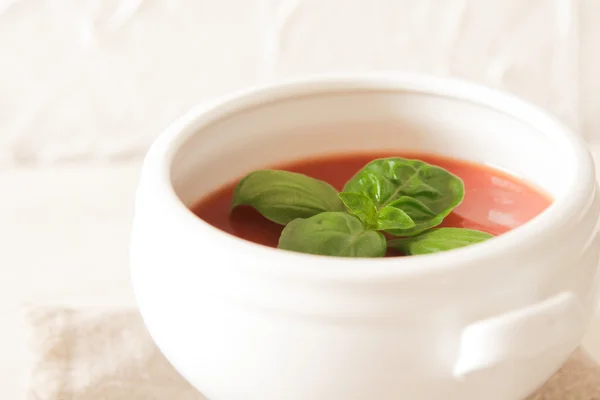 Sopa de tomate con albahaca en un tazón blanco — Foto de Stock