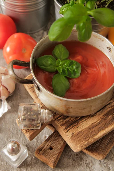 Sopa de tomate con albahaca en una olla en el mármol — Foto de Stock