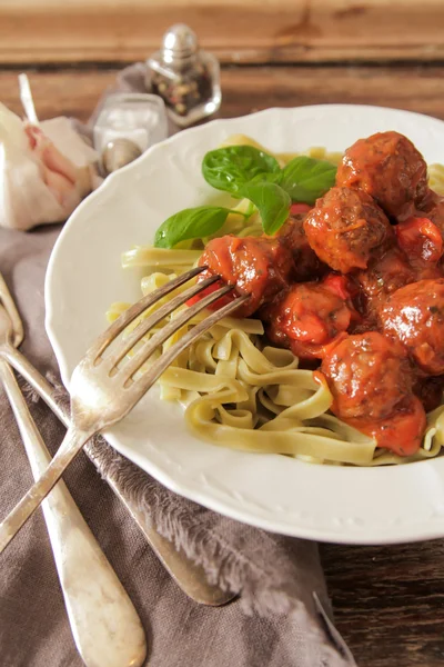 köfte, domates soslu Tagliatelle ve fesleğen 