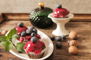 çilek ve böğürtlen kahvaltı için çörek