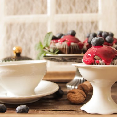 çilek ve böğürtlen kahvaltı için çörek